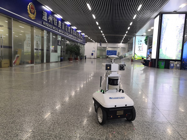 安防巡邏機(jī)器人