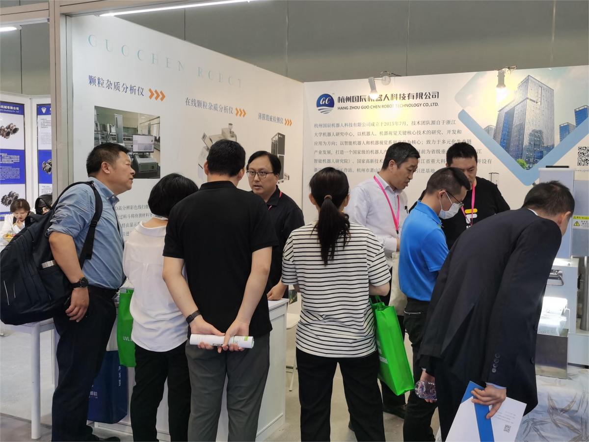 國辰展位上，到訪客戶圍觀、了解產(chǎn)品